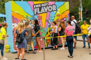 Lee más sobre el artículo Aprovecha las ventajas del “street marketing” con ideas creativas para viralizar y proyectar tu marca